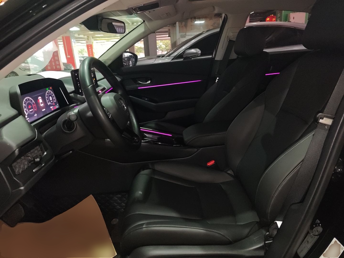 Переднее сиденье в автомобиле