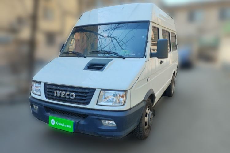 Used Iveco Daily 2021 2.5T A35 M1 Passenger Van 5-9 Seater Short Wheelbase Mid-Roof Design Dual Tires Side Sliding Door
