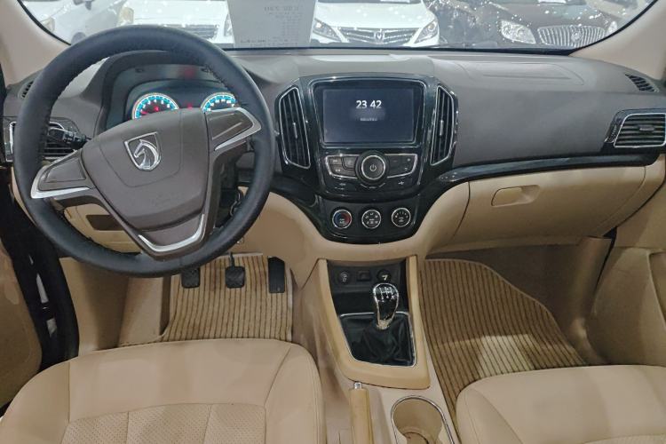 Used Baojun 730 2014 1.5L manual Comfort version 7 seats Center Console
