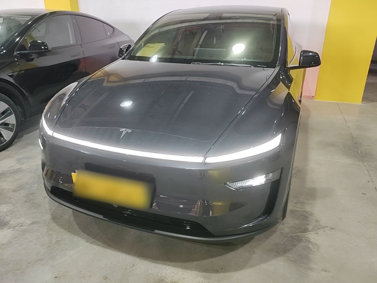 Unter der Vorderseite des Autos