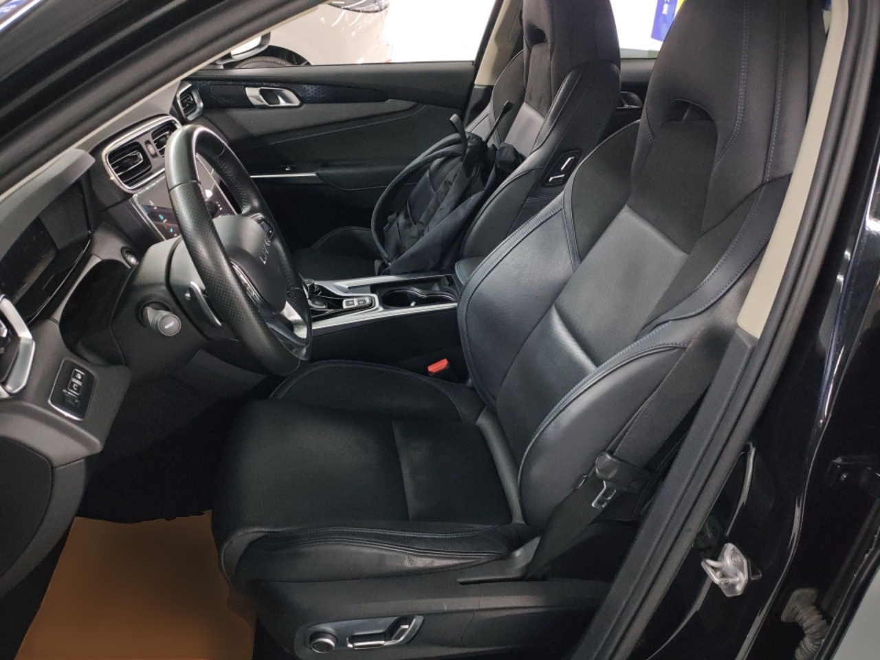 Переднее сиденье в автомобиле