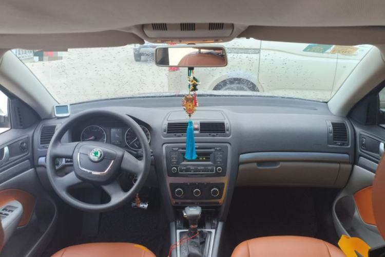 Used Skoda Octavia 2013 1.6L Automatic Yijie Edition Center Console