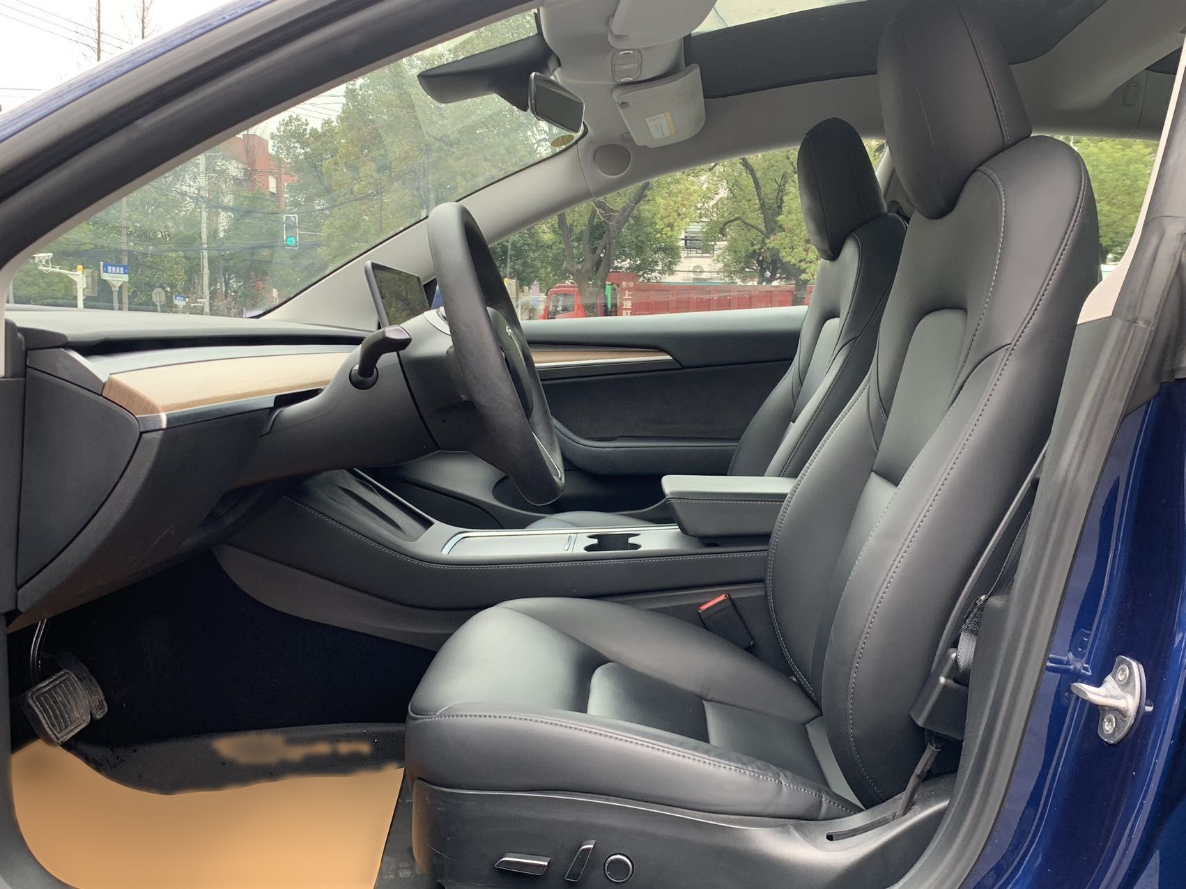 المقاعد الأمامية داخل السيارة