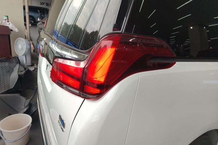 Used Toyota Alphard 2023 Dual-Motor 2.5L Premium Golden Edition
