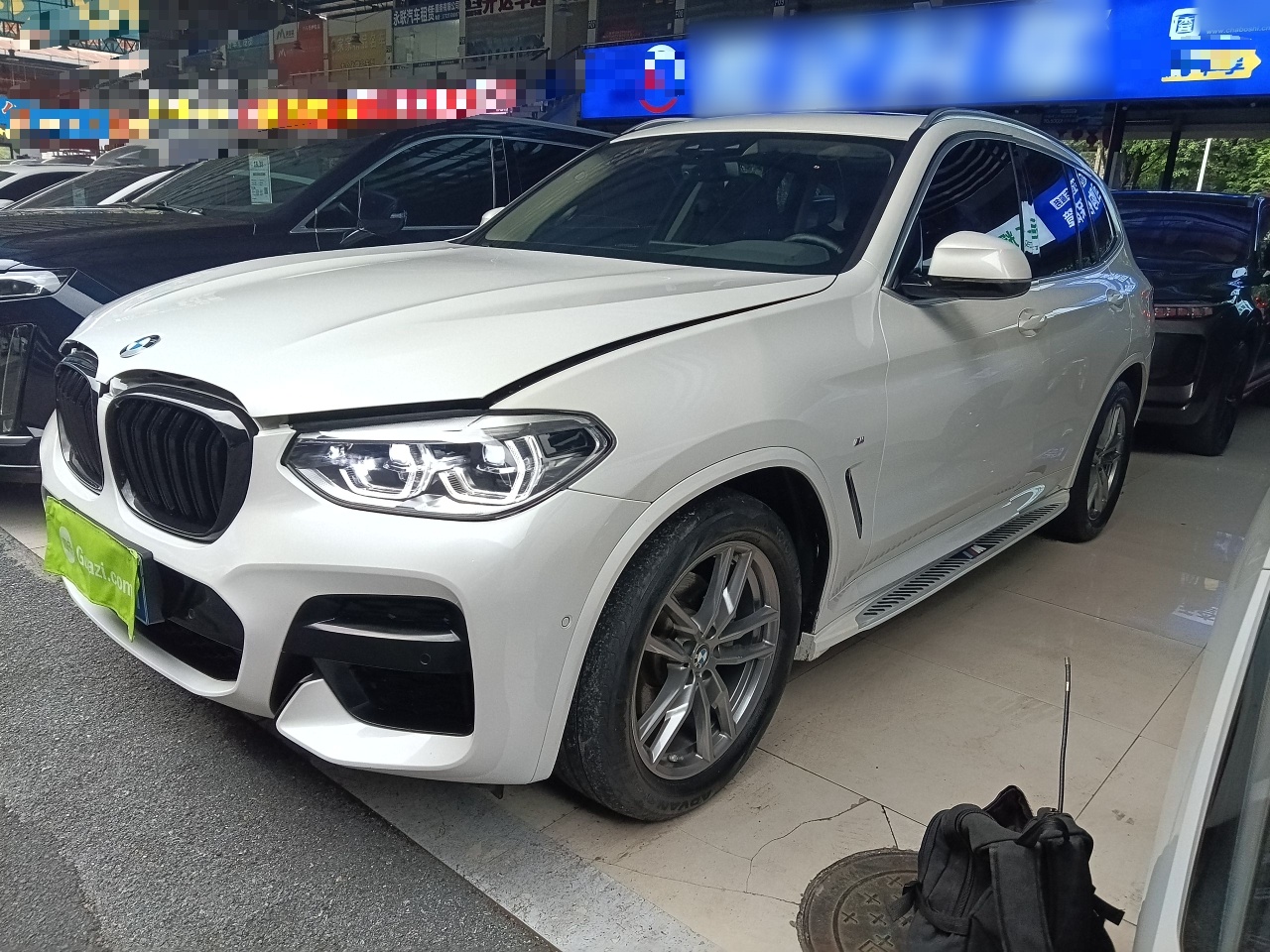 Под передней частью автомобиля