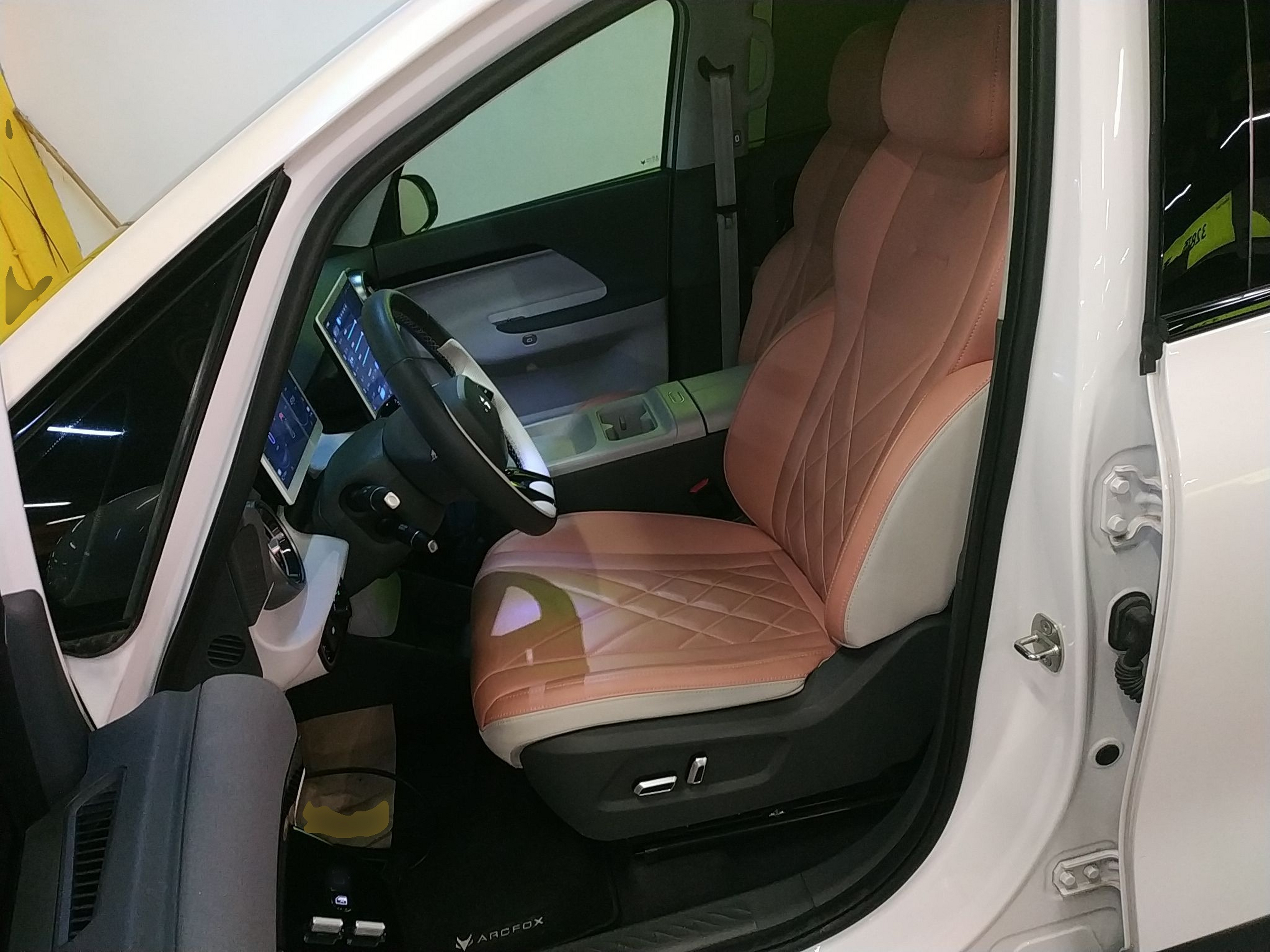 Переднее сиденье в автомобиле