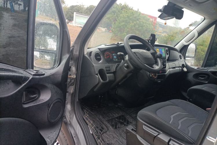 Used Iveco Eurocargo 2021 3.0T Automatic Chao Rui Short Wheelbase Low-Roof Side-Sliding Door F1C