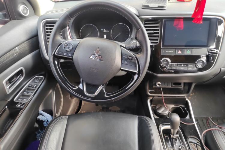 Used Mitsubishi Outlander 2019 2.0L Two-Wheel Drive Comfort Edition 5 Seats China VI Standard Steering Wheel