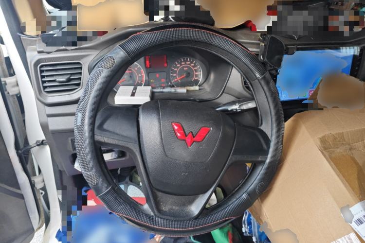 Used Wuling Hongguang V 2022 1.5L Jingqu Edition Enclosed-Window Vehicle with Hydraulic Power Steering LAR