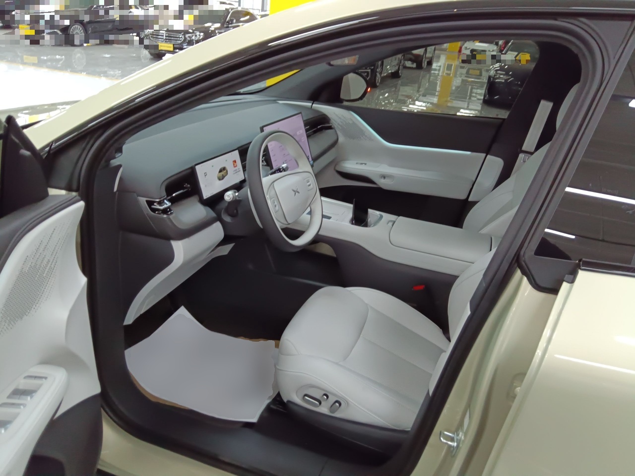 المقاعد الأمامية داخل السيارة