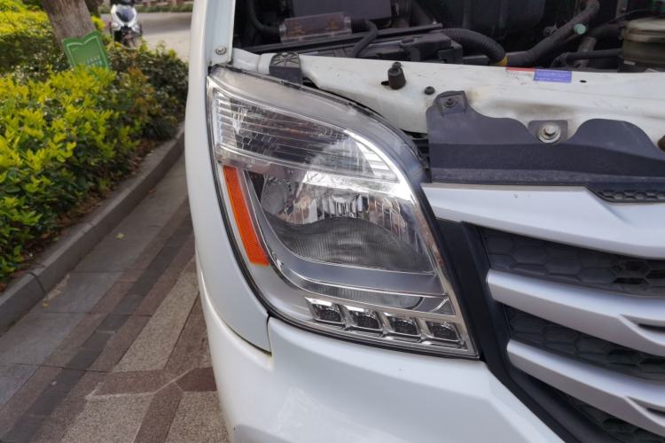 Used SAIC MAXUS Xintu V80 2018 2.5T 6-Speed Manual Aotuntong Short-Wheelbase Mid-Roof 4-Seater Right Front Headlight