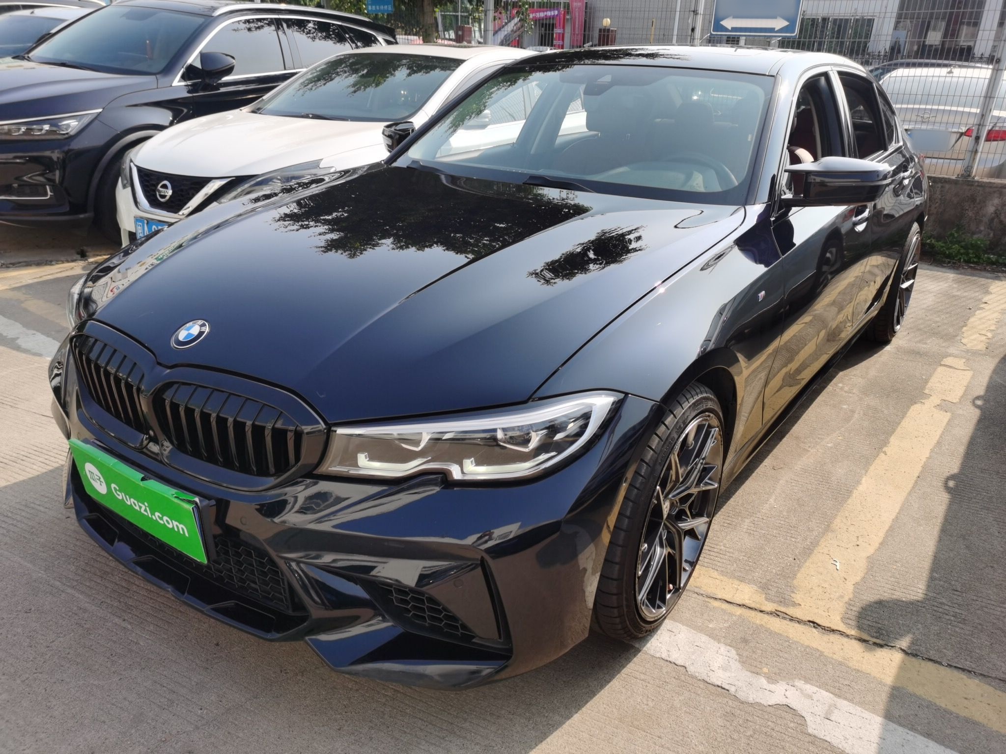 تحت مقدمة السيارة