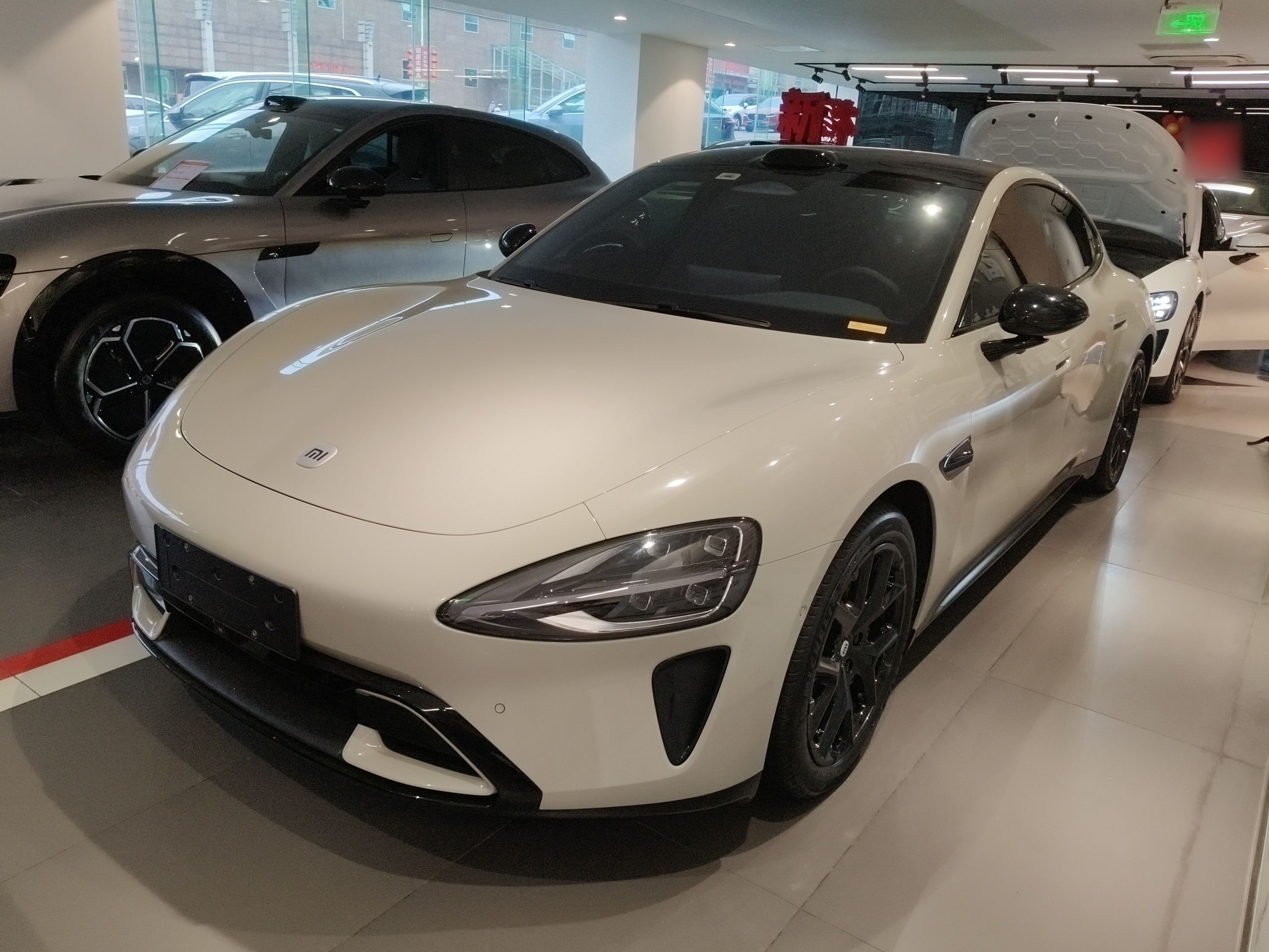 تحت مقدمة السيارة