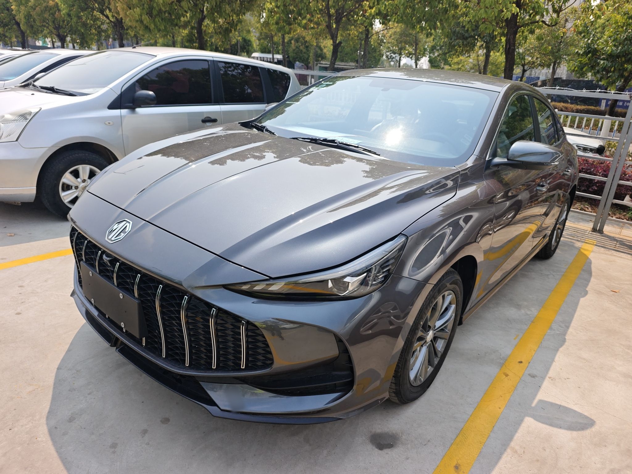 Под передней частью автомобиля