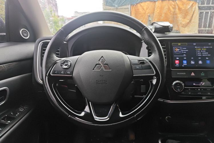 Used Mitsubishi Outlander 2018 2.0L Two-Wheel Drive Glory Edition 5 Seats Steering Wheel