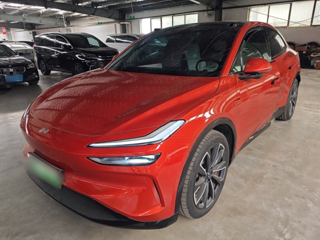 تحت مقدمة السيارة