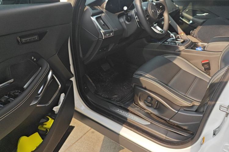 Ojetý Jaguar E-PACE 2024 YAO Black Sport Edition R-DYNAMIC SE BLACK