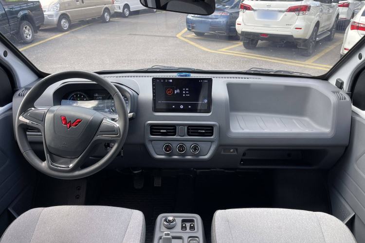 Used Wuling Yangguang 2024 300KM Comfort Version Passenger Van 75kW