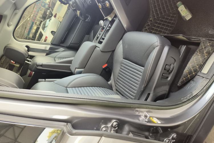 Used Land Rover Discovery 2024 360 PS S Right Front Seat