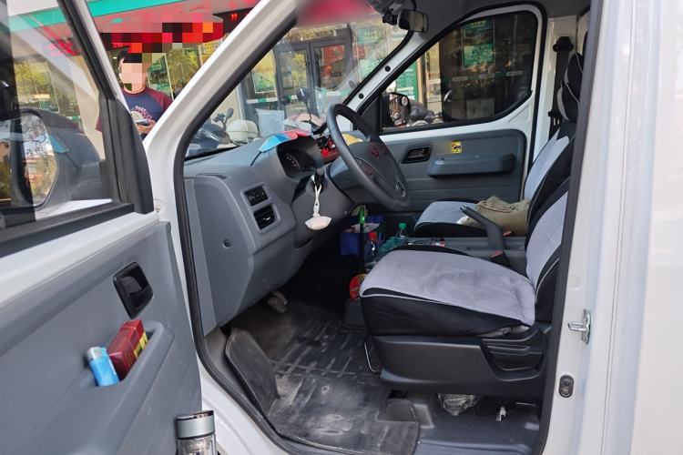 Used Wuling Yangguang 2024 300km Comfort-Grade Passenger Van 60kW
