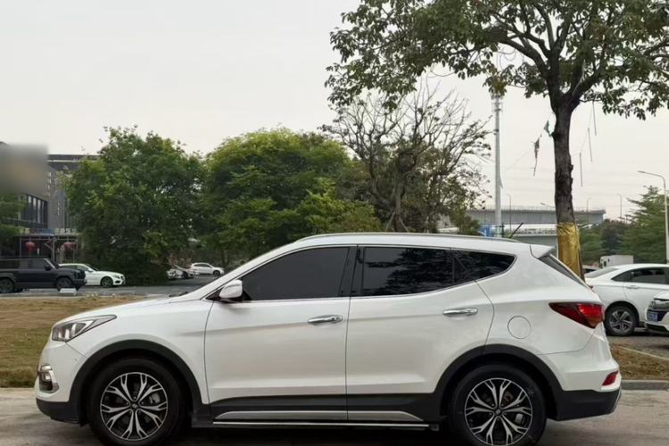 Used Hyundai Santa Fe 2017 2.4L Automatic Two-Wheel Drive Smart Version 5 Seats
