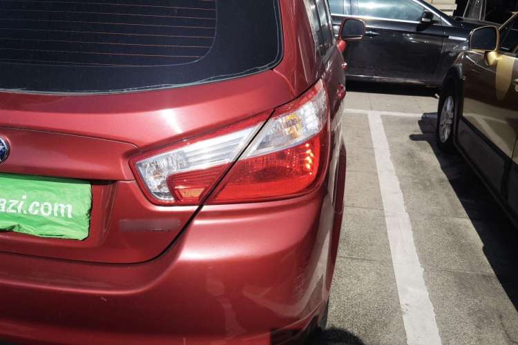 Used Venucia R50 2015 1.6L Automatic Fashion Edition
