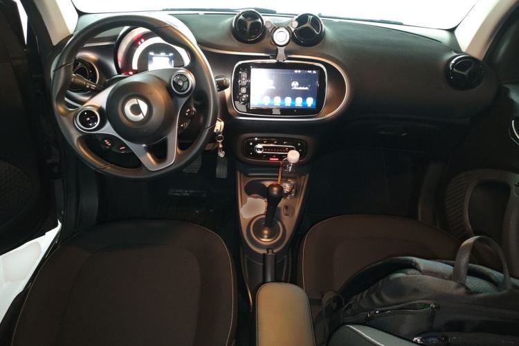 Used smart fortwo 2019 0.9T 66kW Hardtop Engine Version China VI Emission Standard Center Console