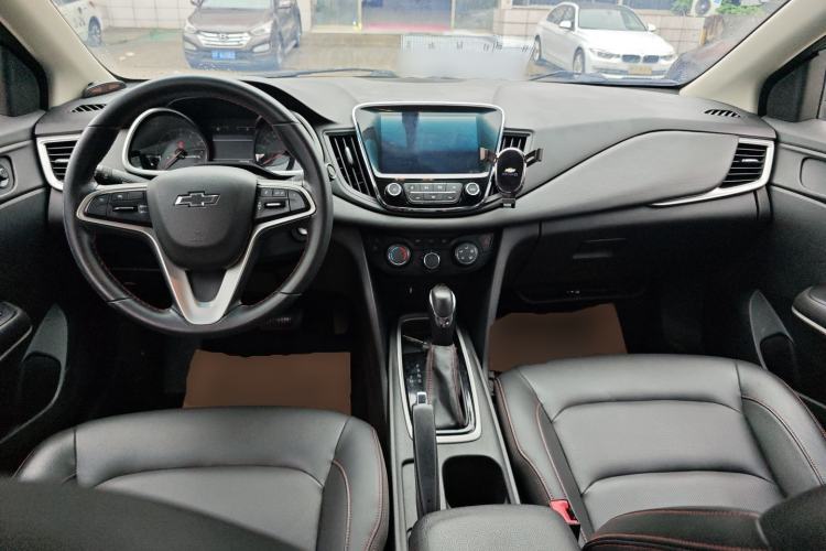 Used Chevrolet Monza 2020 Light Hybrid Redline 320T Dual-Clutch Joyful Edition Center Console