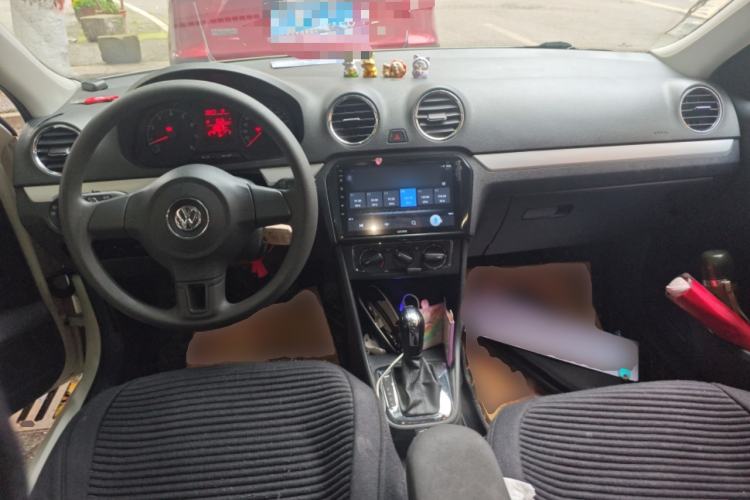 Used Volkswagen Jetta 2015 Value Edition 1.6L Automatic Comfort Version Center Console