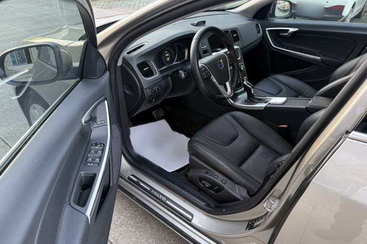 Used Volvo V60 2014 T5 Zhiyi Edition
