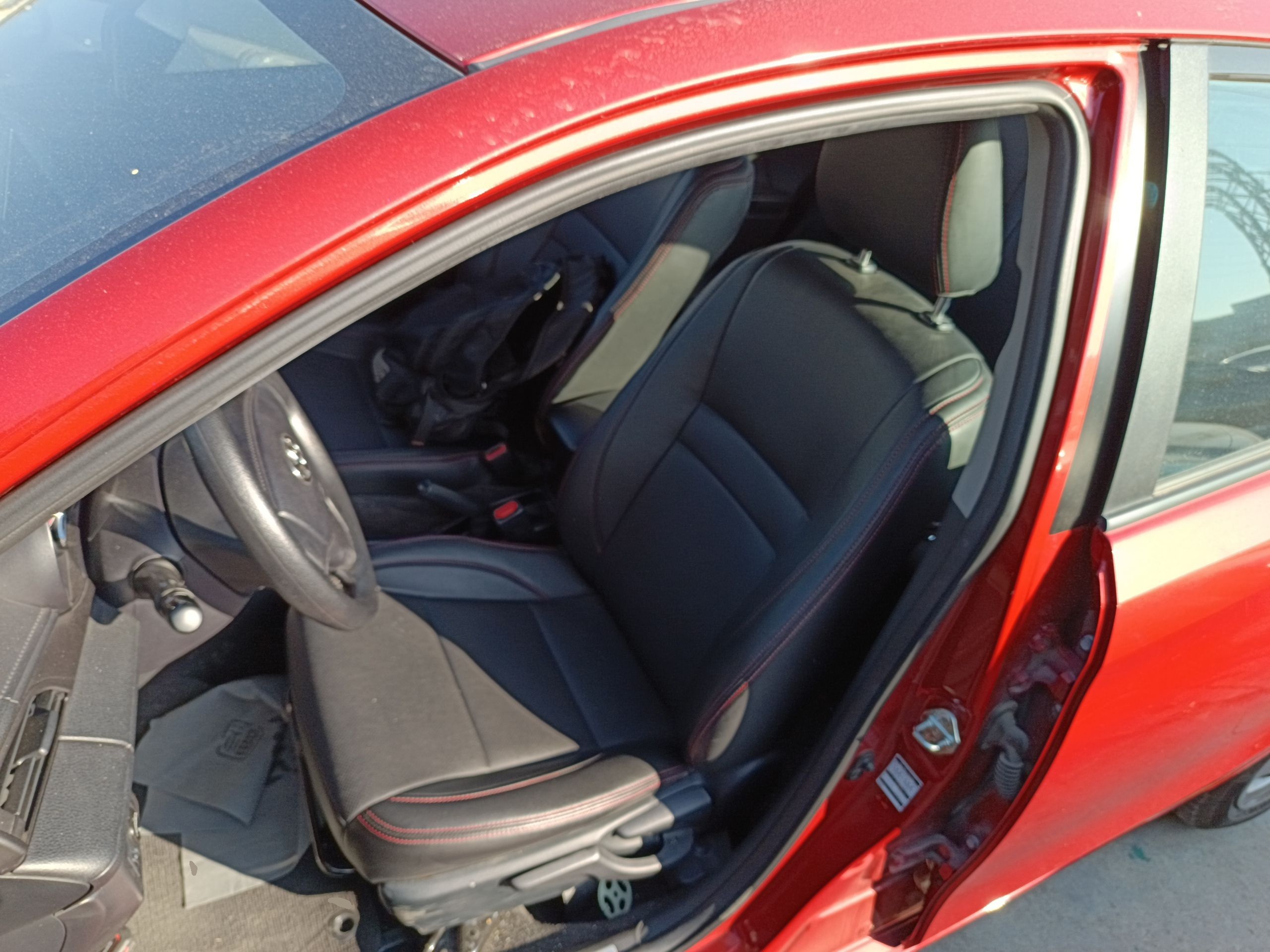 Переднее сиденье в автомобиле