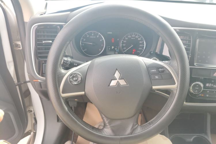 Used Mitsubishi Outlander 2014 2.4L 4x4 Deluxe Value Edition 5 Seats Steering Wheel