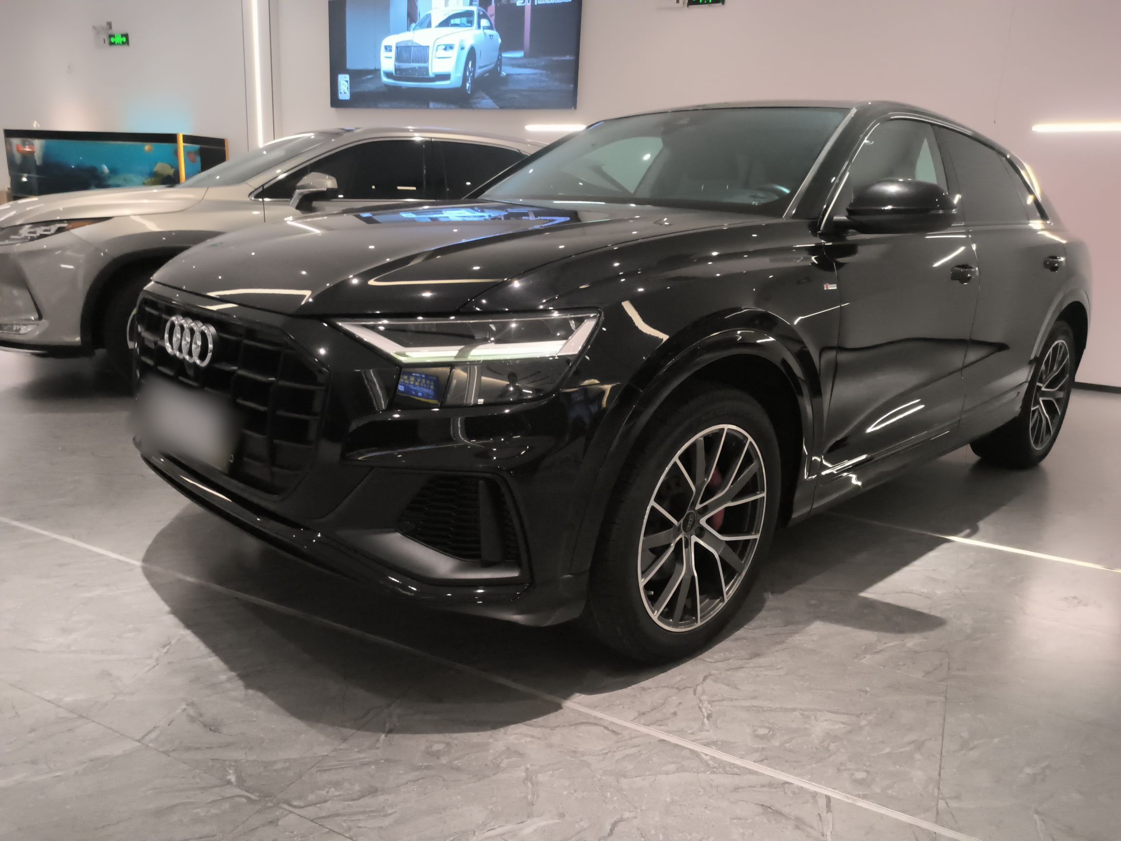 Под передней частью автомобиля