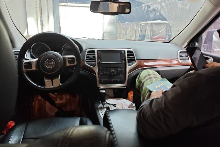 Used Jeep Grand Cherokee 2011 3.6L Luxury Navigation Edition Center Console