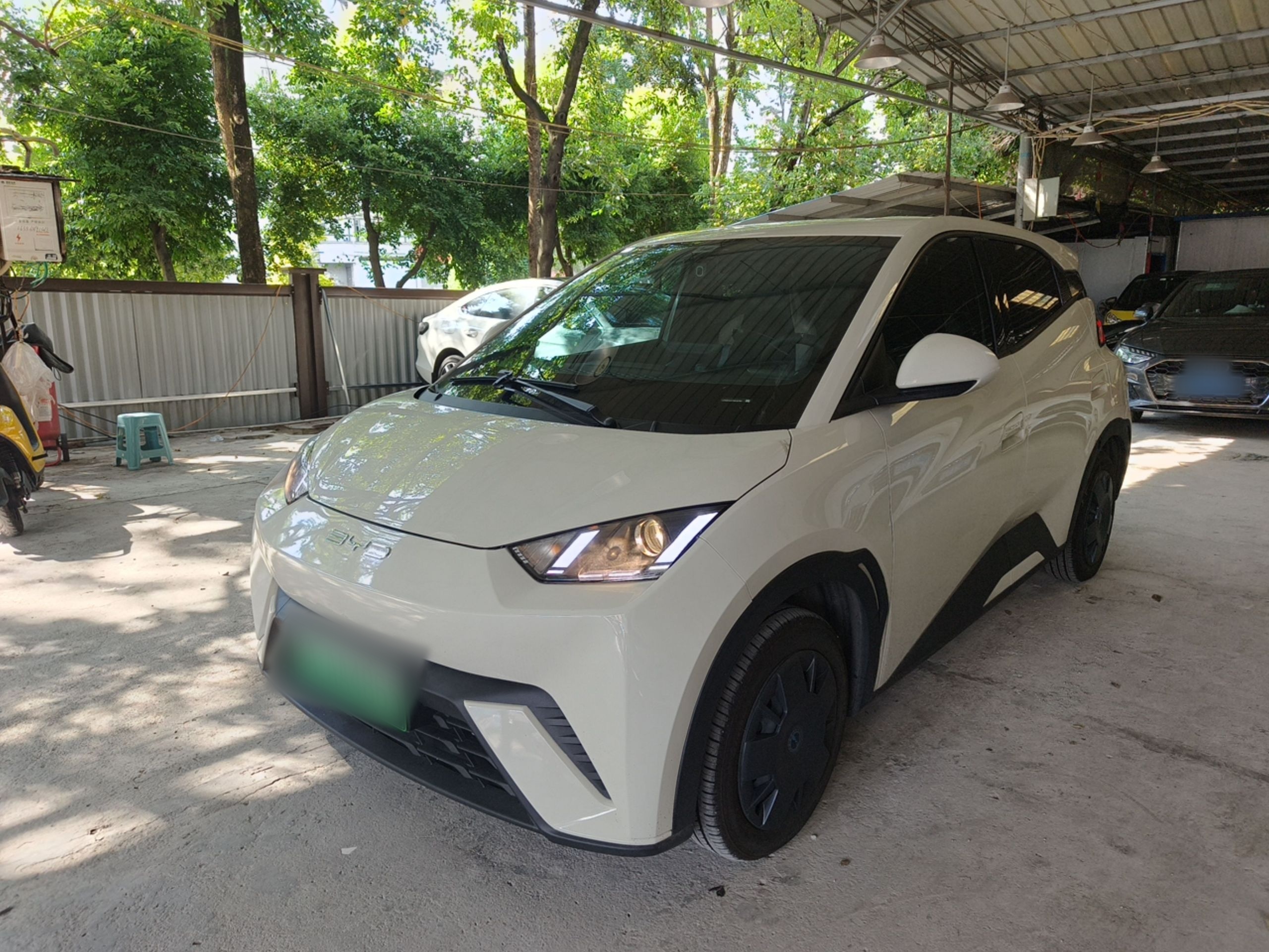 Под передней частью автомобиля