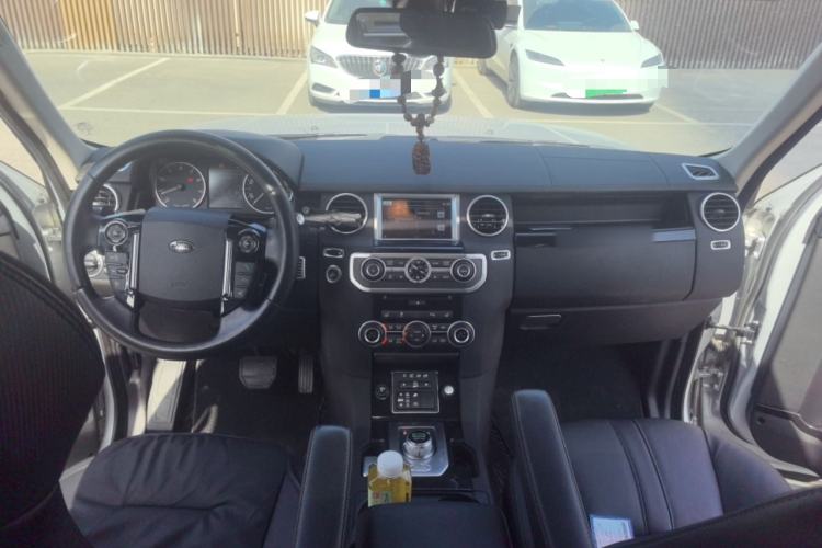 Used Land Rover Discovery 2016 3.0 SC Obsidian Black Heritage Edition HSE Center Console