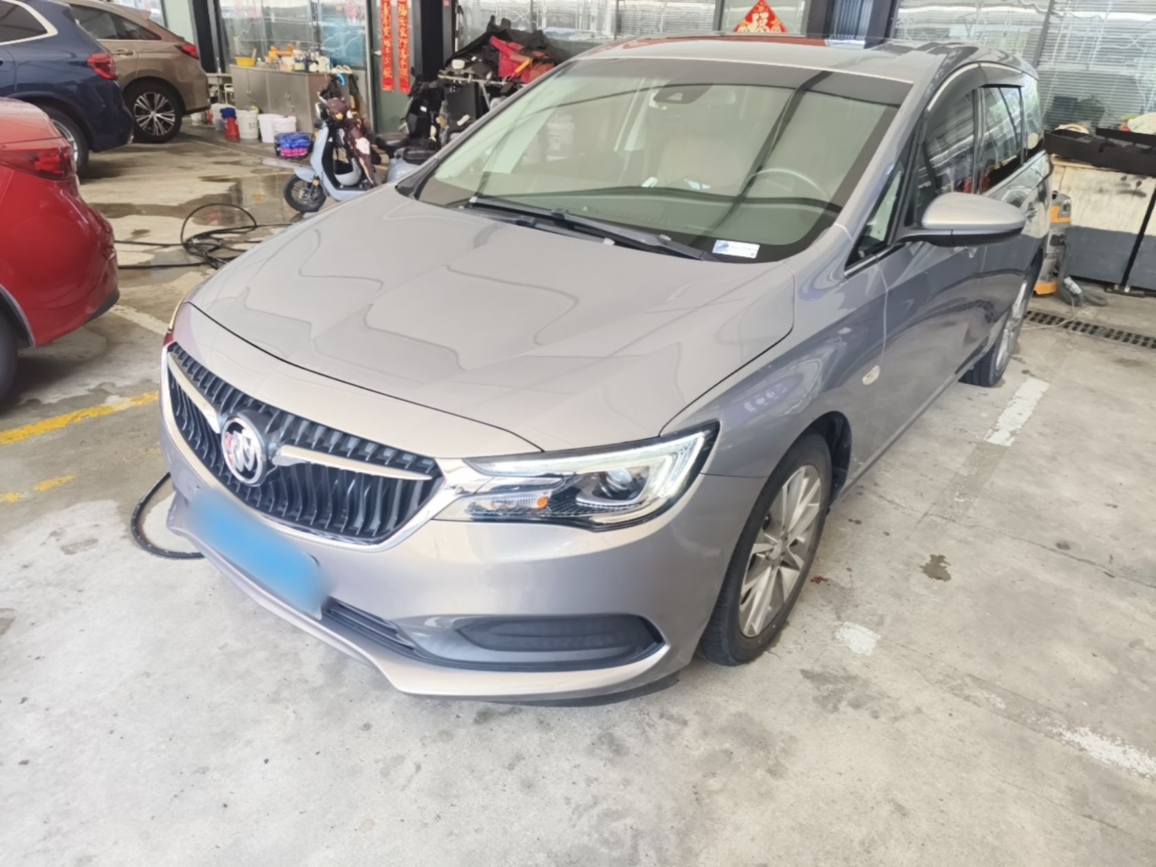 Под передней частью автомобиля