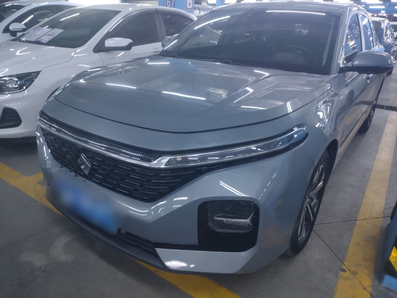 Под передней частью автомобиля