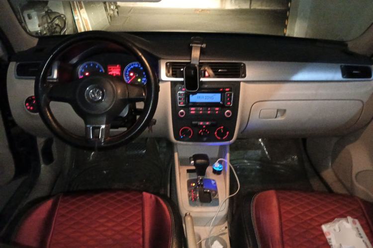 Used Volkswagen Bora 2012 1.6L Automatic Fashion Value Edition Center Console