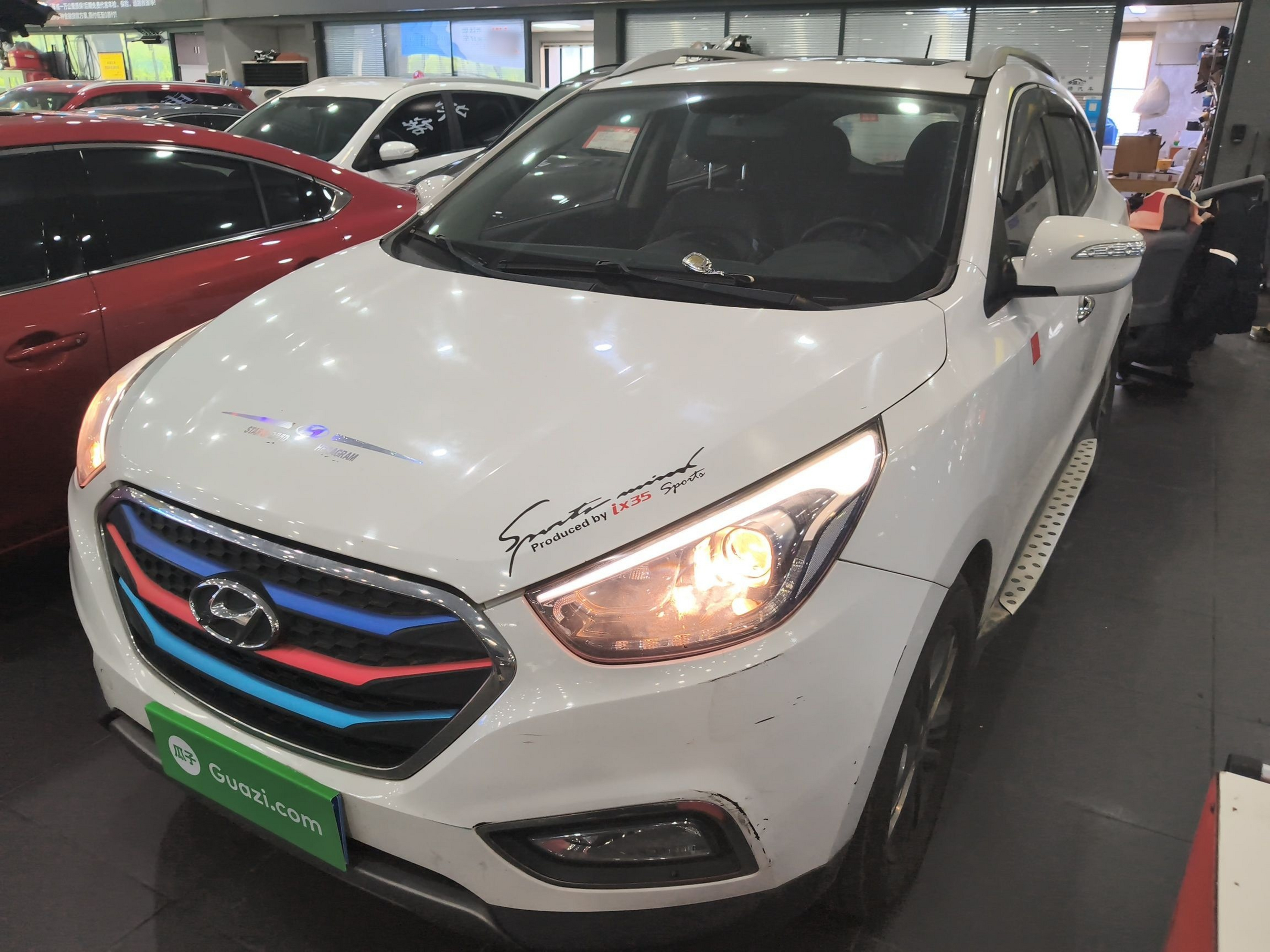 تحت مقدمة السيارة