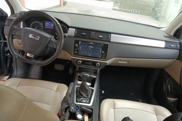 Used Qoros 3 2014 Sedan 1.6L Automatic Zhiyue Model Center Console