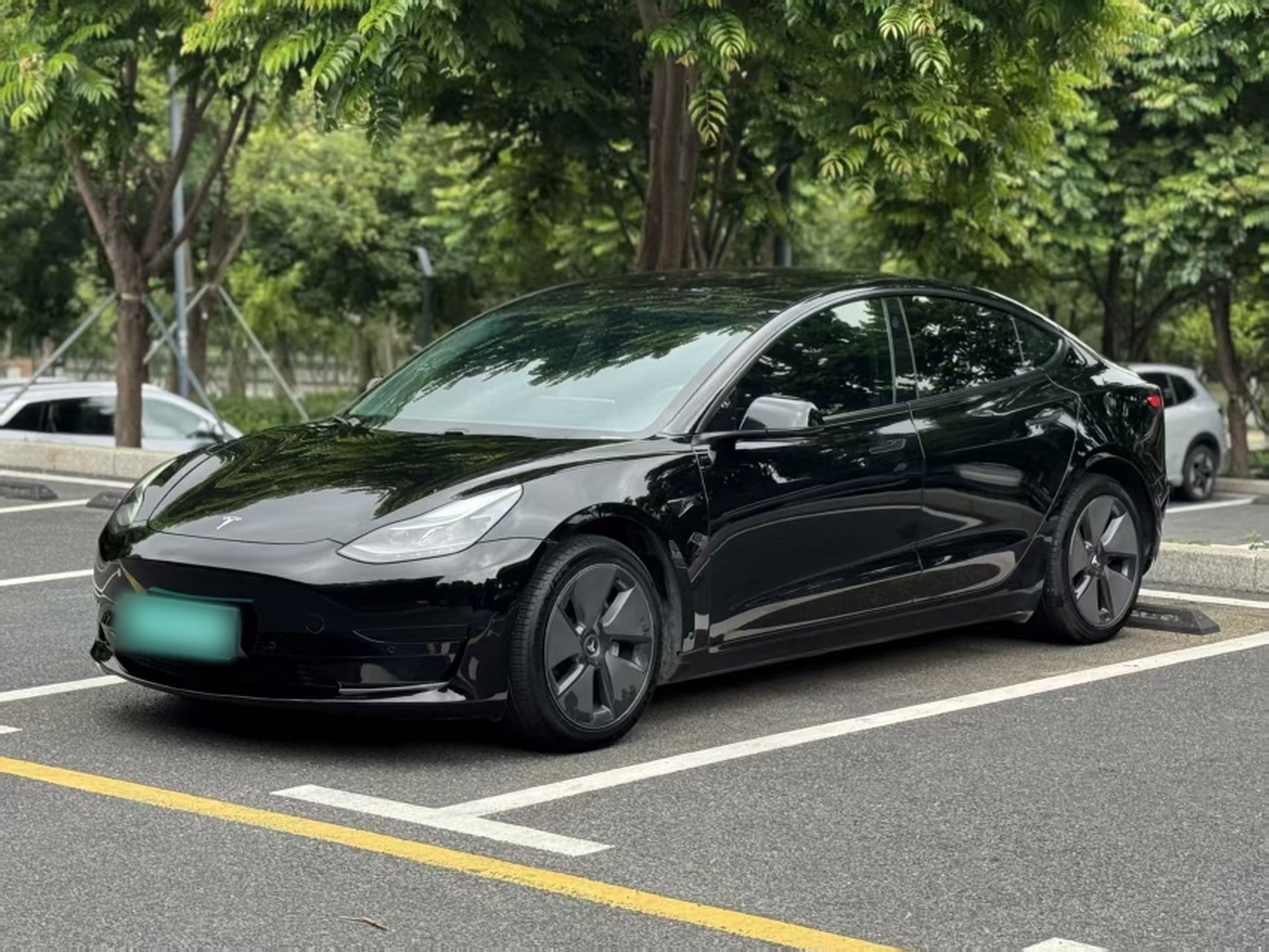 Под передней частью автомобиля