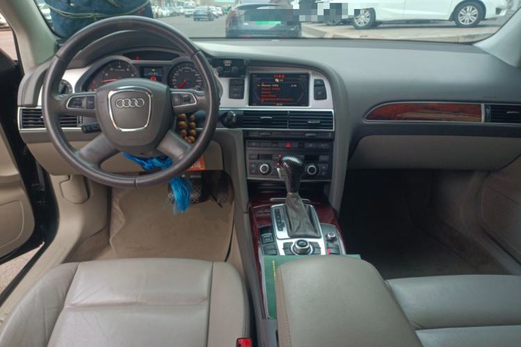 Used Audi A6L 2011 2.0 TFSI automatic Comfort trim Center Console