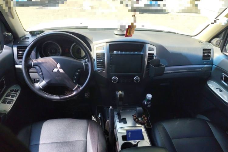 Used Mitsubishi Pajero 2018 3.0L Automatic Standard Edition Center Console