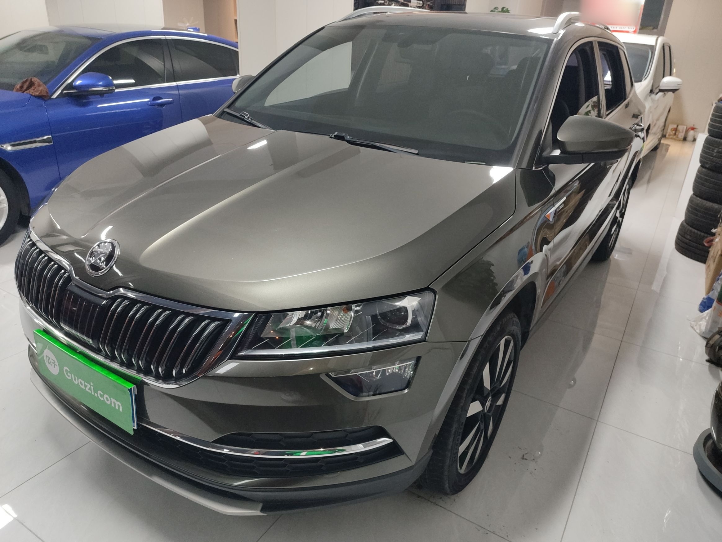 تحت مقدمة السيارة