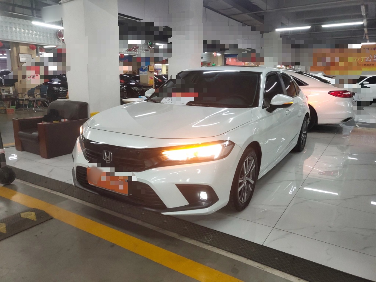 Под передней частью автомобиля