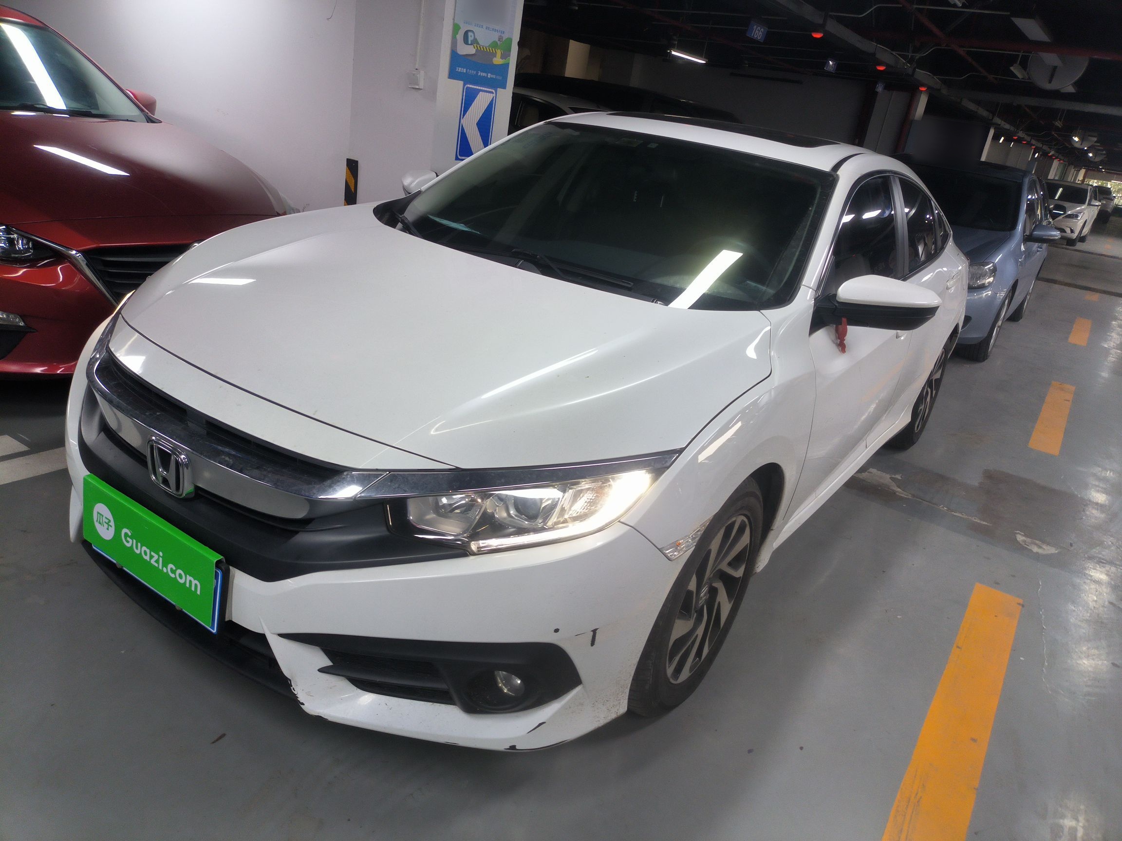 تحت مقدمة السيارة