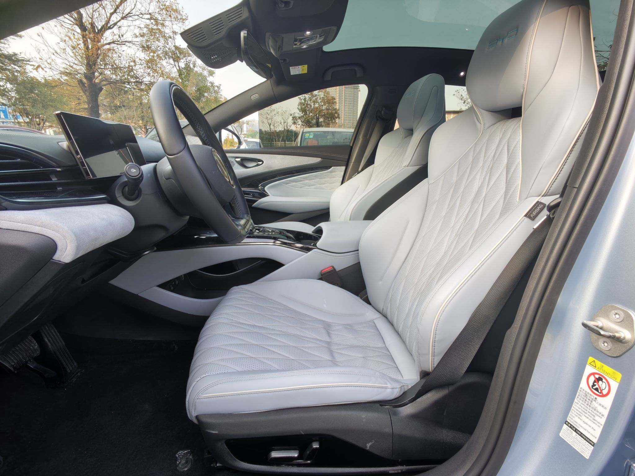 Переднее сиденье в автомобиле