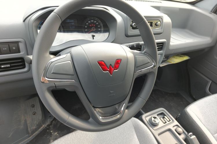 Used Wuling Yangguang 2024 300KM Comfort Version Passenger Van 75kW Steering Wheel
