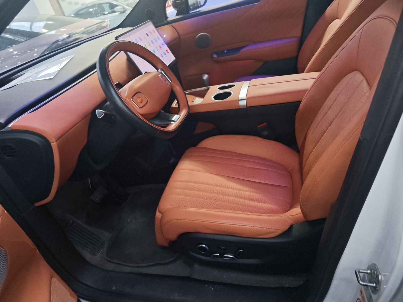 المقاعد الأمامية داخل السيارة